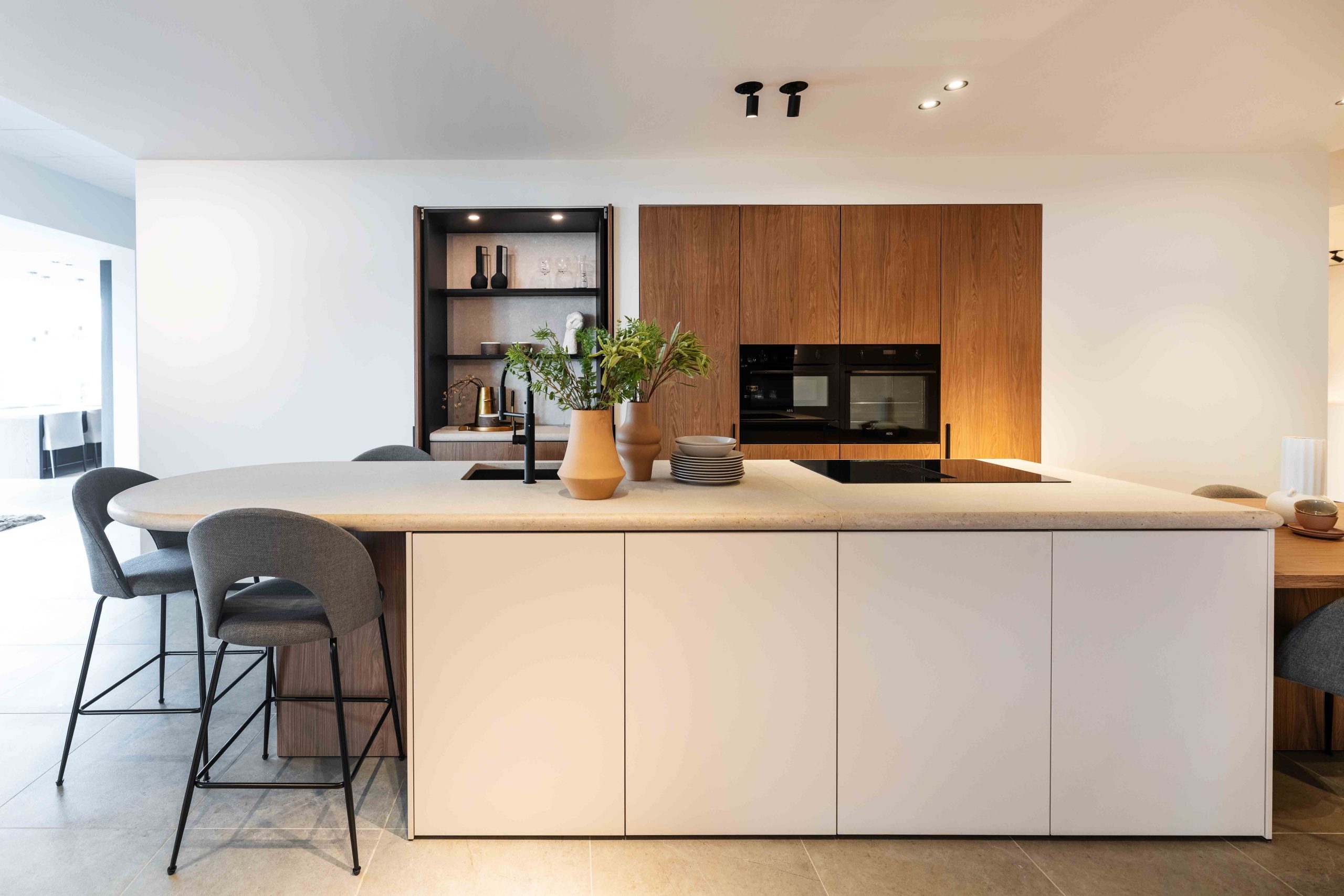 Moderne keuken met kalkstenen werkblad